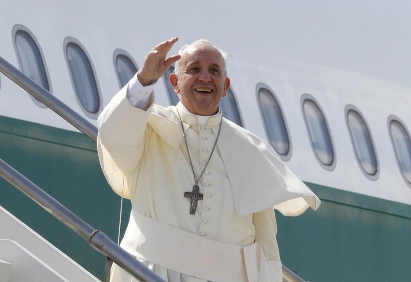 Papa Franjo: Bacanje plastike u more je zločin